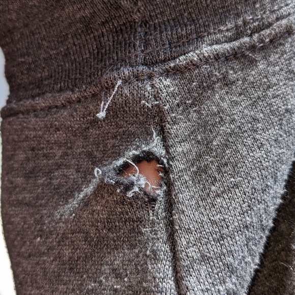 CREW NECK SWEATSHIRT GOLD LETTERING "What Happens in Vegas" PULLOVER Size Medium - Picture 7 of 7